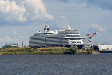 Yolcu gemisi Mein Schiff 2 (Gemim), Almanya 'daki Corona salgını nedeniyle Hamburg limanında bekliyor.