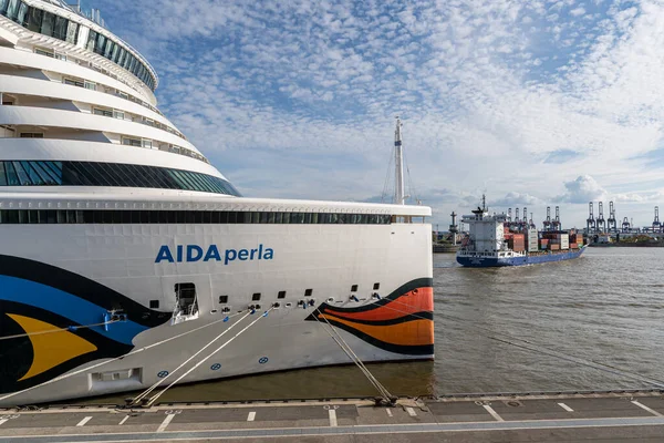 Hamburg Limanı 'ndaki AIDA Perla yolcu gemisi. Almanya' nın Rıhtım Bölgesi yakınlarındaki Altona Cruise Center 'da güzel bulutları olan harika bir gökyüzü.