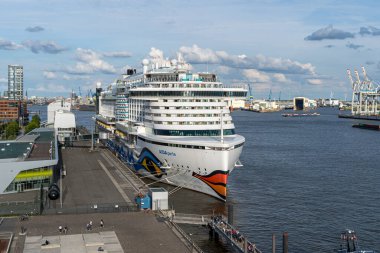 Hamburg Limanı 'ndaki AIDA Perla yolcu gemisi. Almanya' nın Rıhtım Bölgesi yakınlarındaki Altona Cruise Center 'da güzel bulutları olan harika bir gökyüzü.