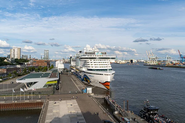 Hamburg Limanı 'ndaki AIDA Perla yolcu gemisi. Almanya' nın Rıhtım Bölgesi yakınlarındaki Altona Cruise Center 'da güzel bulutları olan harika bir gökyüzü.