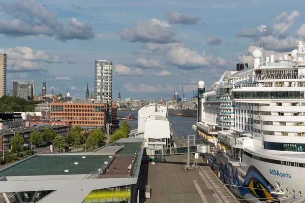 Hamburg Limanı 'ndaki AIDA Perla yolcu gemisi. Almanya' nın Rıhtım Bölgesi yakınlarındaki Altona Cruise Center 'da güzel bulutları olan harika bir gökyüzü.