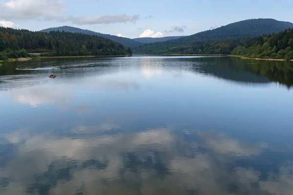 Zbiornik Wodny Schwarzenbach Schwarzenbachtalsperre Fantastycznym Niebem Białymi Chmurami Niedaleko Forbach — Zdjęcie stockowe