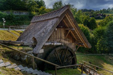 Sasbachwalden, Black Forest, Almanya 'da Straubenhoefmuehle adında eski bir su değirmeni.