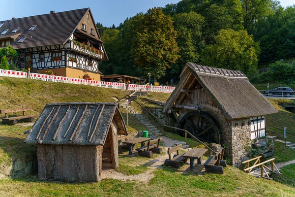 Sasbachwalden, Black Forest, Almanya 'da Straubenhoefmuehle adında eski bir su değirmeni.