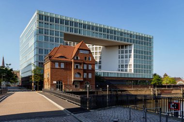 Der Spiegel, Quartier Brooktorkai, Hafencity, Hamburg, Almanya 'daki yayınevinin önündeki Old Speicherstadt gümrük binası