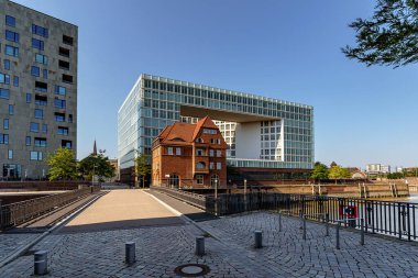 Der Spiegel, Quartier Brooktorkai, Hafencity, Hamburg, Almanya 'daki yayınevinin önündeki Old Speicherstadt gümrük binası