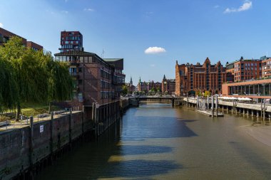 Magdeburg Limanı ve Busan köprüsü boyunca Maritimes Müzesi ve Hamburg City ile Speicherstadt köprüsünü görüntüle