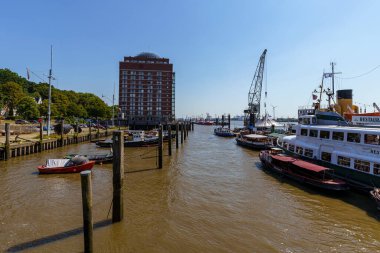 Almanya 'nın Hamburg kentindeki Elbe nehrindeki Oevelgoenne müzesinin panormatik manzarası