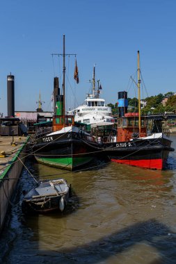 Almanya 'nın Hamburg kentindeki Elbe nehrinin Oevelgoenne limanında bulunan eski tarihi gemiler.