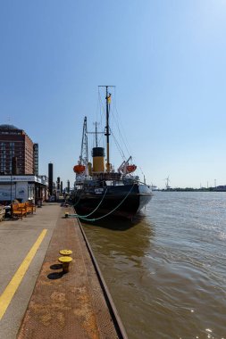 Eski tarihi buhar kırıcı gemisi Stettin Almanya 'nın Hamburg kentindeki Elbe nehri üzerindeki Oevelgoenne müzesinin limanında bulundu.