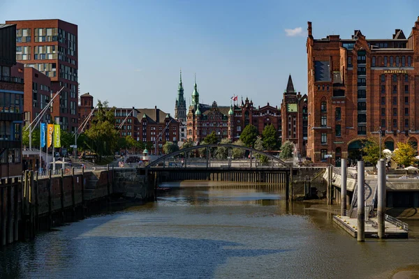 Magdeburg Limanı ve Busan köprüsü boyunca Maritimes Müzesi ve Hamburg City ile Speicherstadt köprüsünü görüntüle