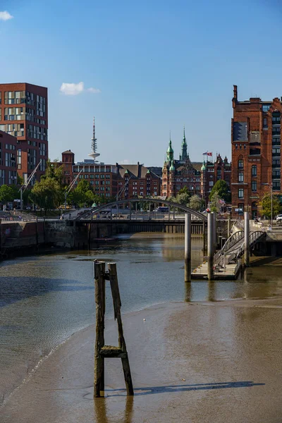 Magdeburg Limanı ve Busan köprüsü boyunca Maritimes Müzesi ve Hamburg City ile Speicherstadt köprüsünü görüntüle