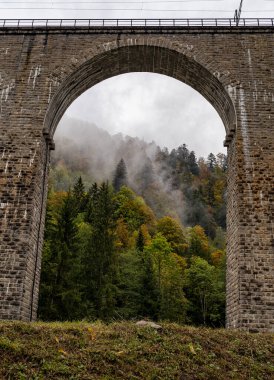 Breitnau 'daki Ravenna Viyadük Geçidi' ndeki eski demiryolu köprüsünün muhteşem manzarası.