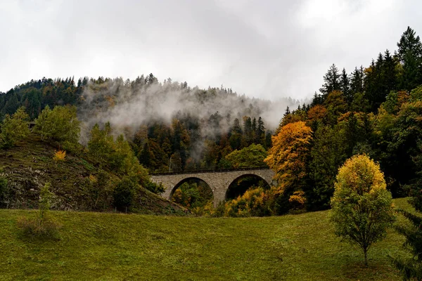 德国布雷特瑙拉文纳峡谷高架桥上的旧铁路桥的壮观景观 背景上有些雾气 — 图库照片