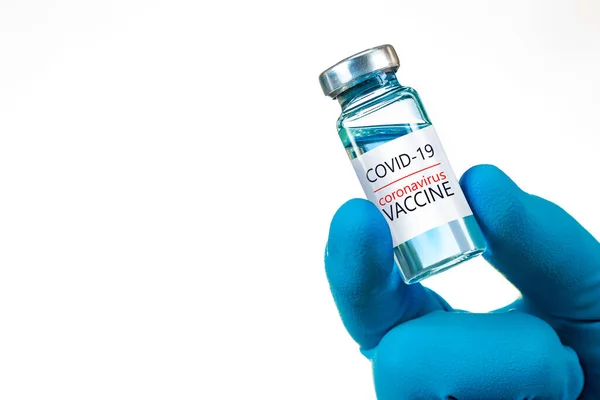 Coronavirus aşısı COVID-19 'un geliştirilmesi ve yaratılması. Coronavirus aşısı kavramı doktor mavi aşı kavanozunun elinde. Aşı Coronavirus 'a karşı savaş kavramı.