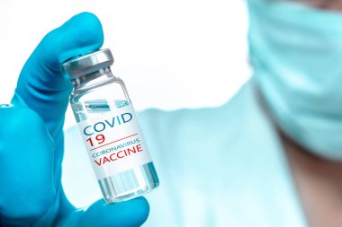 Coronavirus aşısı COVID-19 'un geliştirilmesi ve yaratılması. Coronavirus aşısı kavramı doktor mavi aşı kavanozunun elinde. Aşı Coronavirus 'a karşı savaş kavramı.