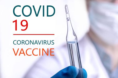 Coronavirus aşısı COVID-19 'un geliştirilmesi ve yaratılması. Coronavirus aşısı kavramı doktor mavi aşı kavanozunun elinde. Aşı Coronavirus 'a karşı savaş kavramı.