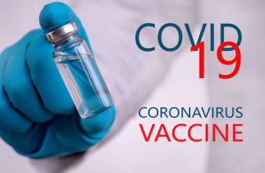 Coronavirus aşısı COVID-19 'un geliştirilmesi ve yaratılması. Coronavirus aşısı kavramı doktor mavi aşı kavanozunun elinde. Aşı Coronavirus 'a karşı savaş kavramı