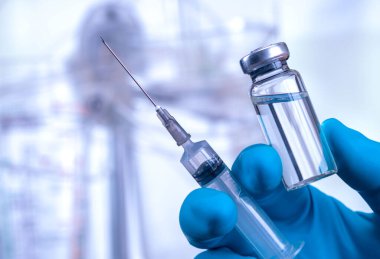 Coronavirus aşısı COVID-19 'un geliştirilmesi ve yaratılması. Coronavirus aşısı kavramı doktor mavi aşı kavanozunun elinde. Aşı Coronavirus 'a karşı savaş kavramı