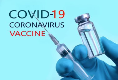 Coronavirus aşısı COVID-19 'un geliştirilmesi ve yaratılması. Coronavirus aşısı kavramı doktor mavi aşı kavanozunun elinde. Aşı Coronavirus 'a karşı savaş kavramı