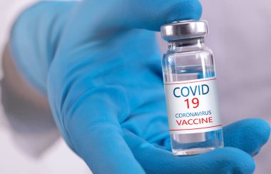Coronavirus aşısı COVID-19 'un geliştirilmesi ve yaratılması. Coronavirus aşısı kavramı doktor mavi aşı kavanozunun elinde. Aşı Coronavirus 'a karşı savaş kavramı