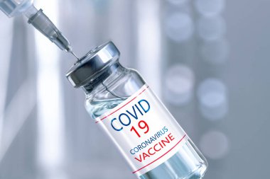 Coronavirus aşısı COVID-19 'un geliştirilmesi ve yaratılması. Coronavirus aşısı kavramı doktor mavi aşı kavanozunun elinde. Aşı Coronavirus 'a karşı savaş kavramı