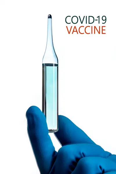 Coronavirus aşısı COVID-19 'un geliştirilmesi ve yaratılması. Coronavirus aşısı kavramı doktor mavi aşı kavanozunun elinde. Aşı Coronavirus 'a karşı savaş kavramı.
