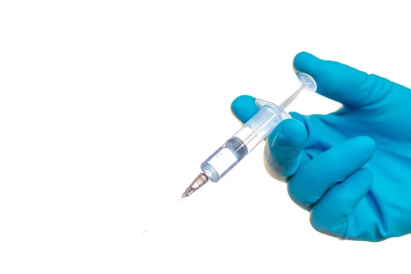 Elinde şırıngayla tıp eldivenli doktor. Coronavirus 'a karşı savaşma kavramı.