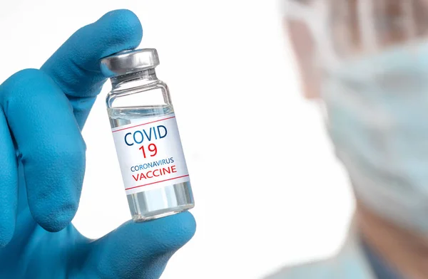Coronavirus aşısı COVID-19 'un geliştirilmesi ve yaratılması. Coronavirus aşısı kavramı doktor mavi aşı kavanozunun elinde. Aşı Coronavirus 'a karşı savaş kavramı.