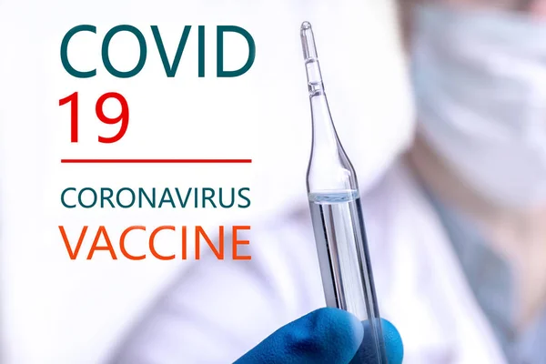 Coronavirus aşısı COVID-19 'un geliştirilmesi ve yaratılması. Coronavirus aşısı kavramı doktor mavi aşı kavanozunun elinde. Aşı Coronavirus 'a karşı savaş kavramı.