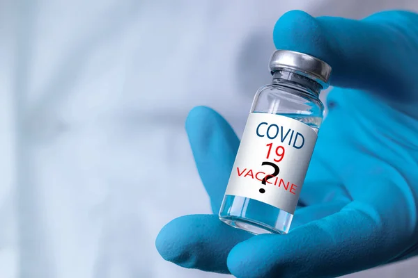 Coronavirus aşısı COVID-19 'un geliştirilmesi ve yaratılması. Coronavirus aşısı kavramı doktor mavi aşı kavanozunun elinde. Aşı Coronavirus 'a karşı savaş kavramı