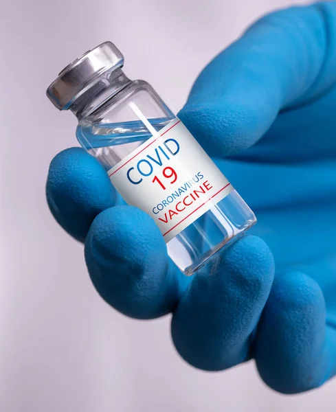 Coronavirus aşısı COVID-19 'un geliştirilmesi ve yaratılması. Coronavirus aşısı kavramı doktor mavi aşı kavanozunun elinde. Aşı Coronavirus 'a karşı savaş kavramı