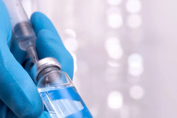 Coronavirus aşısı COVID-19 'un geliştirilmesi ve yaratılması. Coronavirus aşısı kavramı doktor mavi aşı kavanozunun elinde. Aşı Coronavirus 'a karşı savaş kavramı