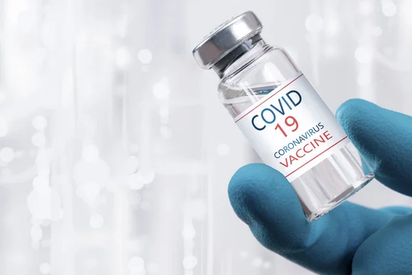Coronavirus aşısı COVID-19 'un geliştirilmesi ve yaratılması. Coronavirus aşısı kavramı doktor mavi aşı kavanozunun elinde. Aşı Coronavirus 'a karşı savaş kavramı