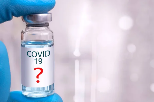 Coronavirus aşısı COVID-19 'un geliştirilmesi ve yaratılması. Coronavirus aşısı kavramı doktor mavi aşı kavanozunun elinde. Aşı Coronavirus 'a karşı savaş kavramı