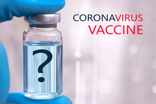 Coronavirus aşısı COVID-19 'un geliştirilmesi ve yaratılması. Coronavirus aşısı kavramı doktor mavi aşı kavanozunun elinde. Aşı Coronavirus 'a karşı savaş kavramı