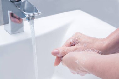 Coronavirus önleme için sabuncu kadınla el yıkamak. Koronavirüsü yaymayı bırakmak için hijyen..
