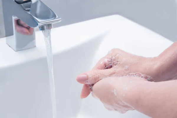 Coronavirus önleme için sabuncu kadınla el yıkamak. Koronavirüsü yaymayı bırakmak için hijyen..