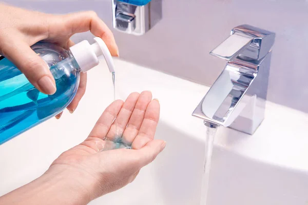 Coronavirus önleme için sabuncu kadınla el yıkamak. Koronavirüsü yaymayı bırakmak için hijyen..