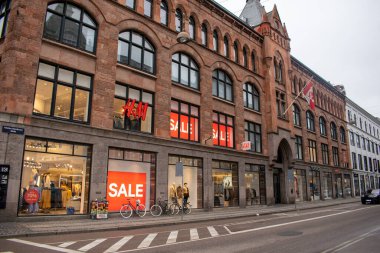 Avrupa caddesinde dükkanlar ve insanlar 