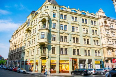 Caddenin köşesindeki bina. 