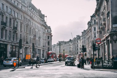 Londra, İngiltere - 06 / 01 / 2019: Londra 'nın işlek sokakları insanlarla dolu ve iyi hislerle dolu