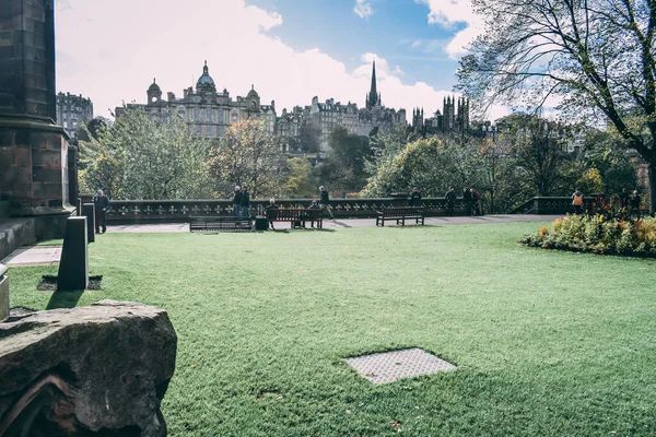 Edinburgh, İskoçya 'da tarihi binalar ve yeşil bir park