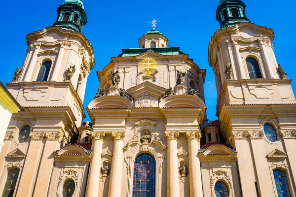 Katolik kilisesi ayrıntıları kapatır 