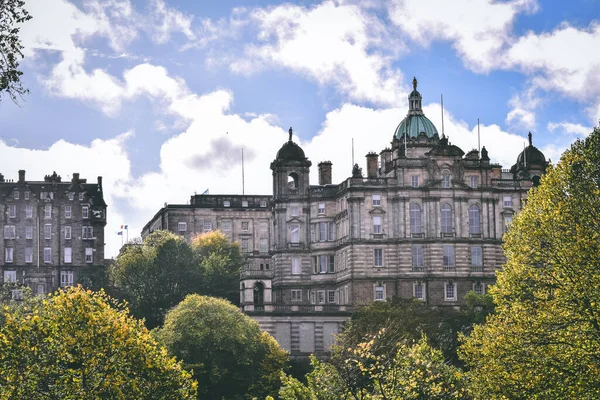 Edinburgh Skoçya Tarihi Binalar Yeşil Bir Park — Stok fotoğraf