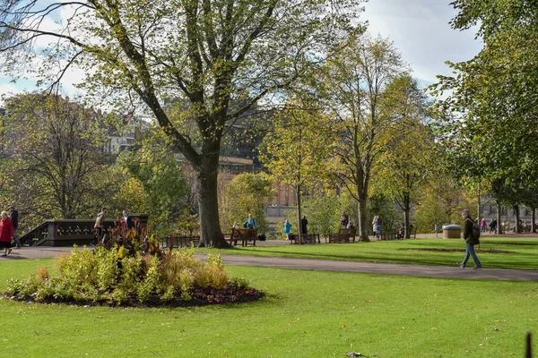 Edinburgh / İskoçya - 05.13 / 2019: Tarihi binalar ve İskoçya 'nın Edinburgh kentinde yeşil bir park