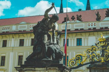 Taş anıtın yakınına. 