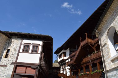 Güneşli bir günde kasabadaki tarihi binaların manzarası 