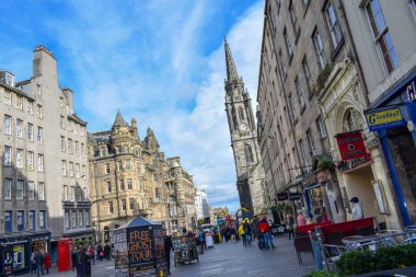 Edinburgh, İskoçya - 11 / 30 / 2019: İnsanlar Edinburgh 'da Princes caddesinde yürüyor,