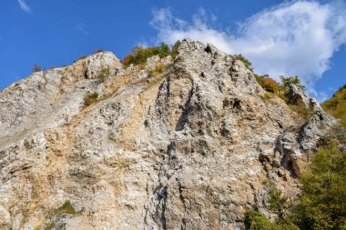 Mavi gökyüzü ve doğal arkaplanı olan dağ manzarası